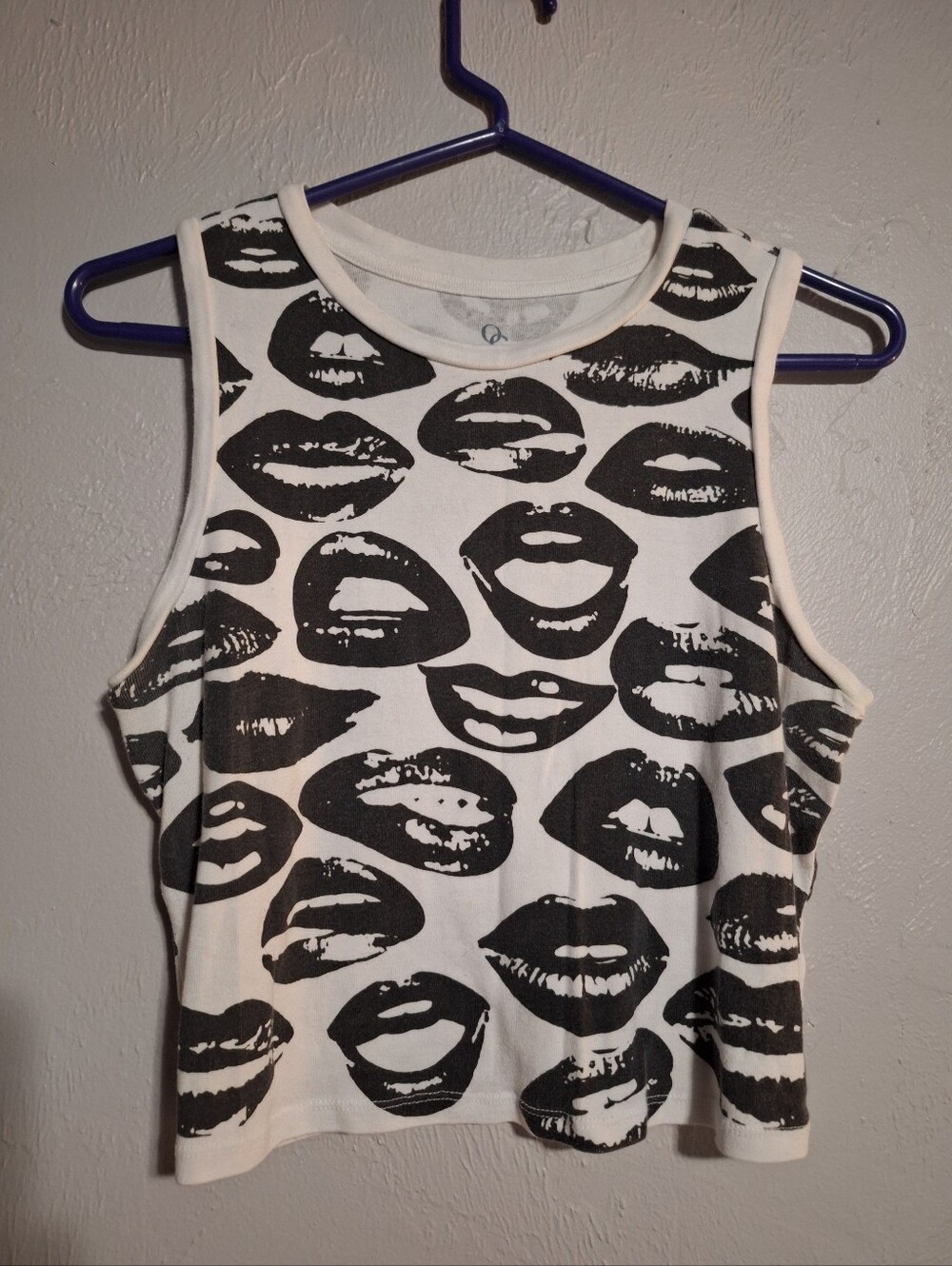 OG Size L Black & White Lip Print Sleeveless Crop Top